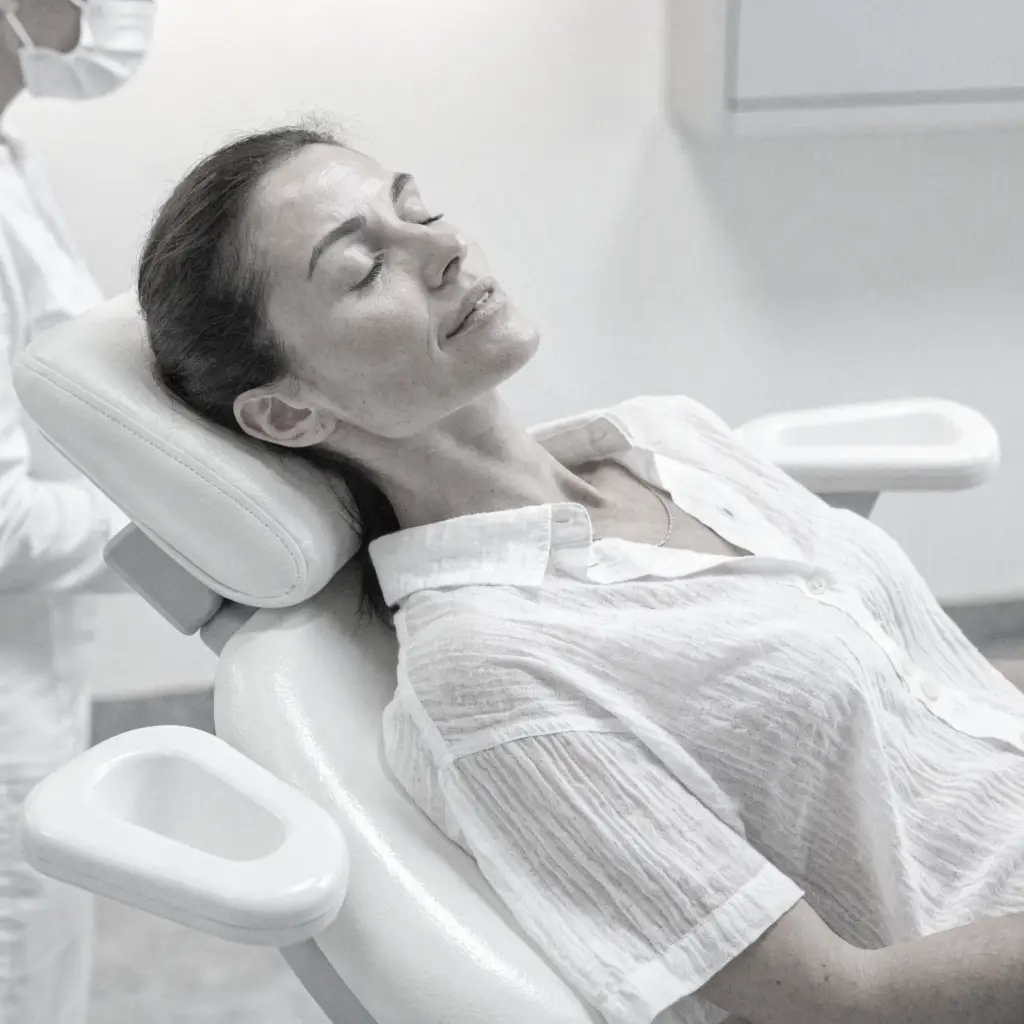 Mujer en consultorio esperando por blanqueamiento dental profesional en DiBian Odontología, Belgrano, CABA