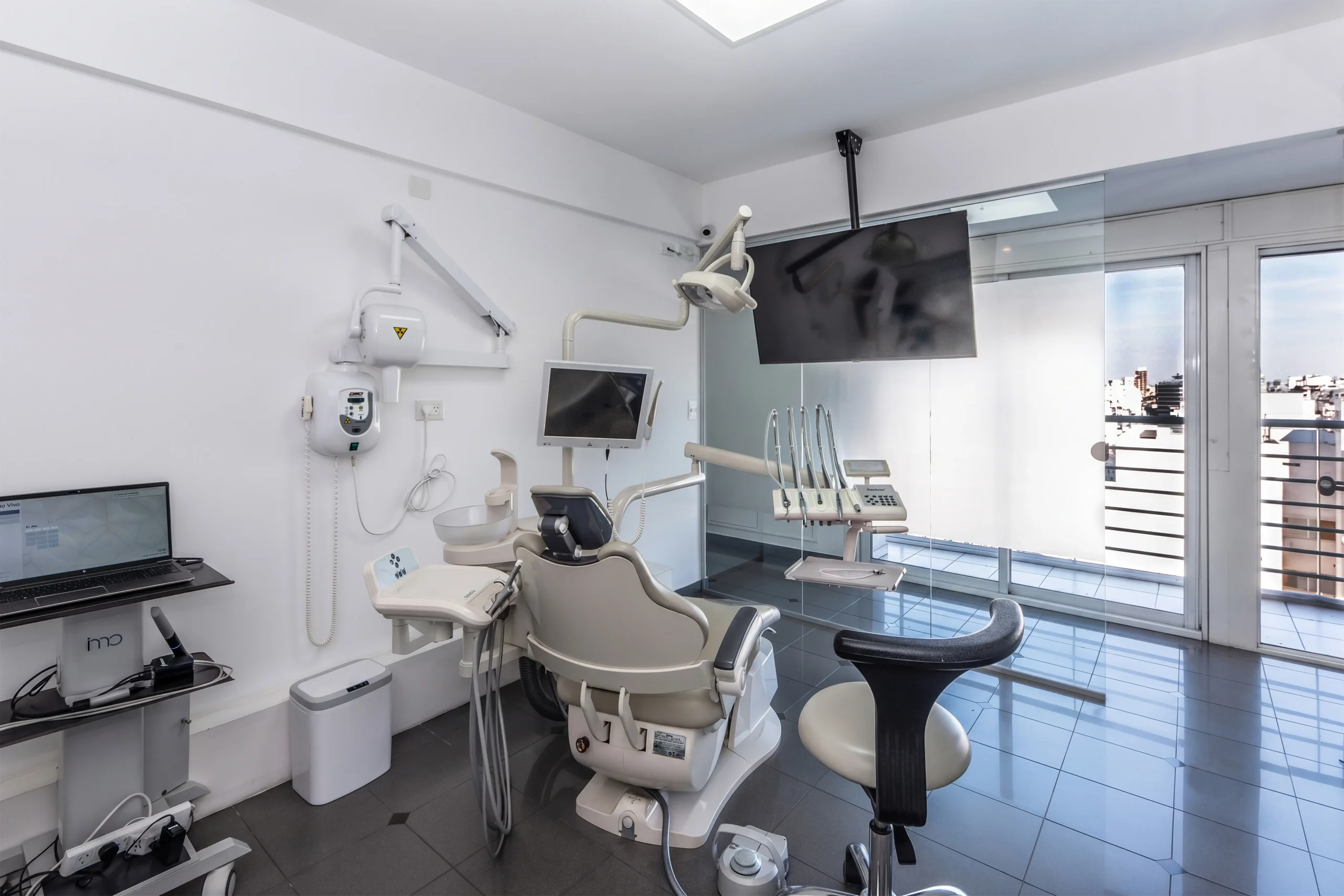 Paciente tranquilo antes de cirugía dental en DiBian Odontología, Belgrano