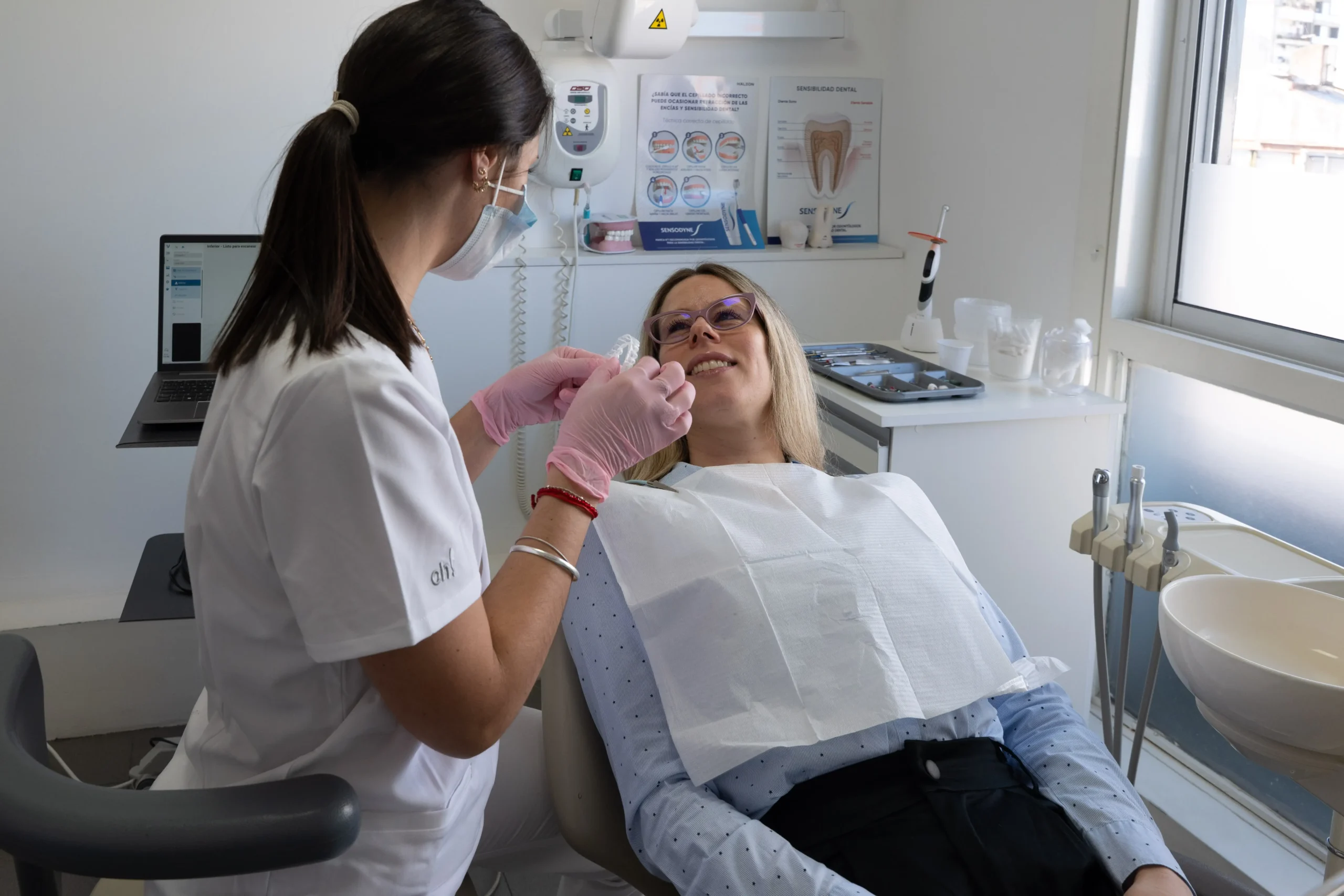 Paciente en tratamiento de ortodoncia con brackets o alineadores en DiBian Odontología, Belgrano