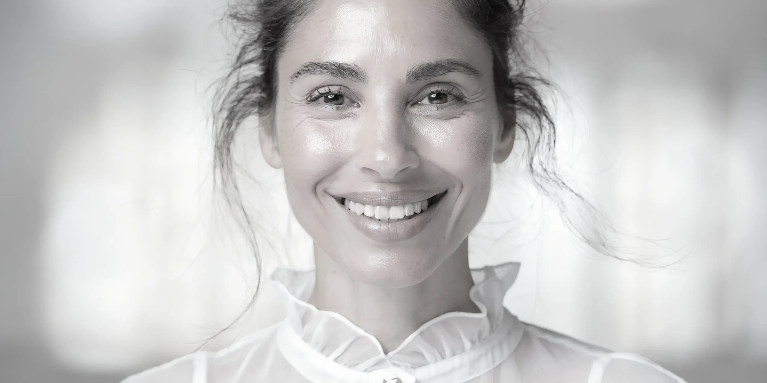 Mujer adulta sonriendo tras tratamiento de estética dental y diseño de sonrisa en DiBian Odontología, Belgrano