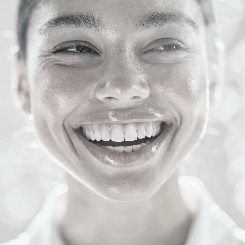 Mujer sonriendo tras tratamiento de estética dental y diseño de sonrisa en DiBian Odontología, Belgrano