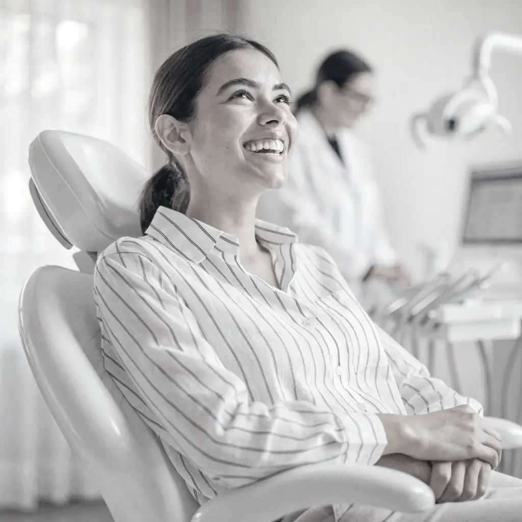Paciente en consultorio tras tratamiento de estética dental y diseño de sonrisa en DiBian Odontología, Belgrano