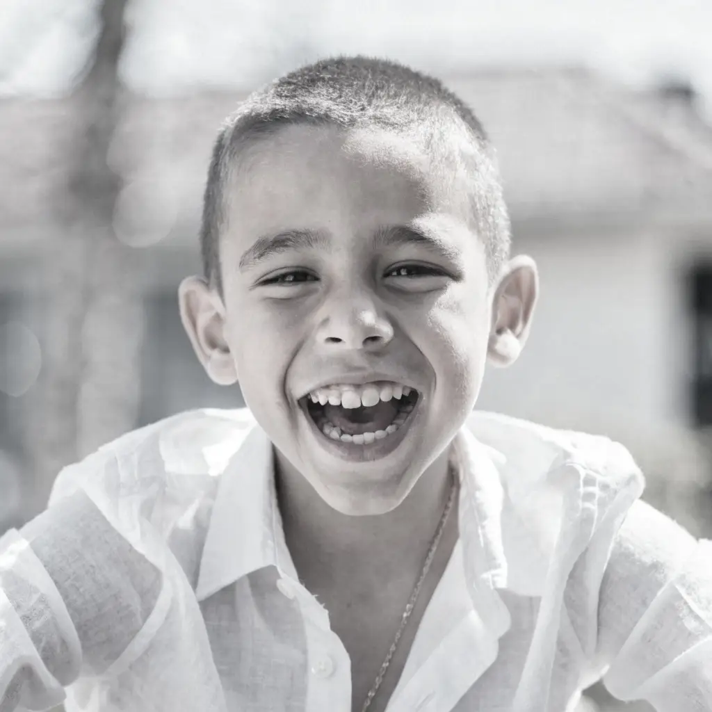 Niño sonriendo en tratamiento de ortodoncia con brackets o alineadores en DiBian Odontología, Belgrano
