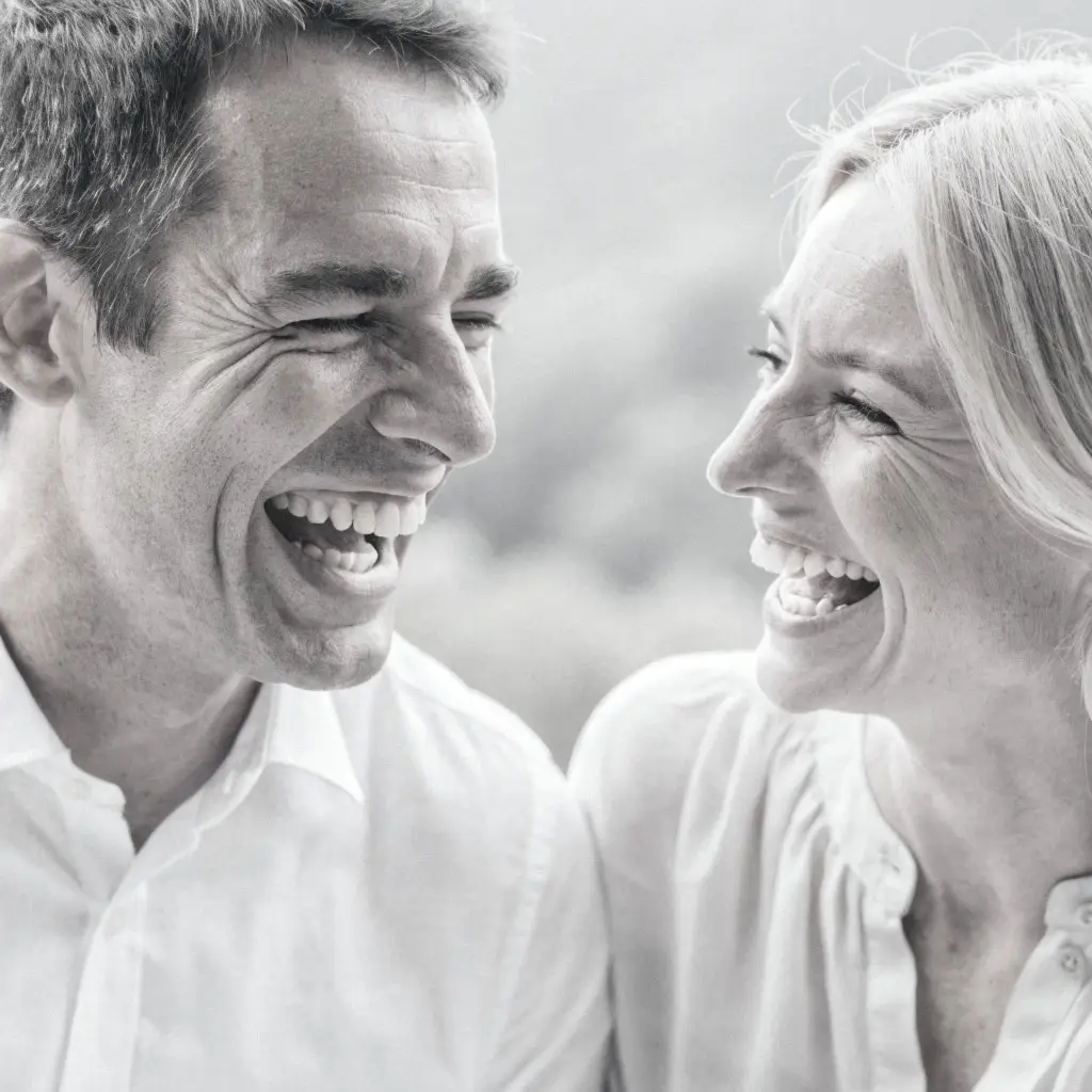 Pareja sonriente tras tratamiento de periodoncia en DiBian Odontología en Belgrano, CABA